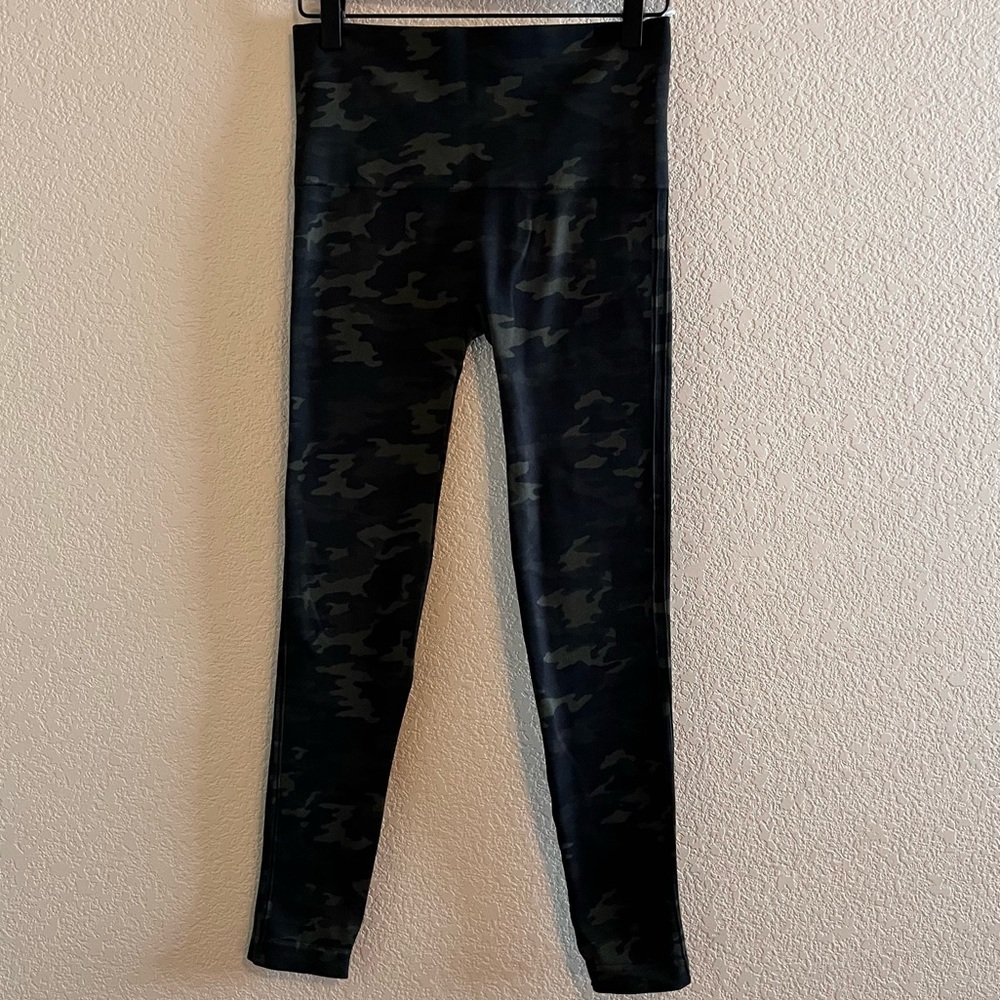 Spanx Seamless Green Camouflage Leggings Size Medium